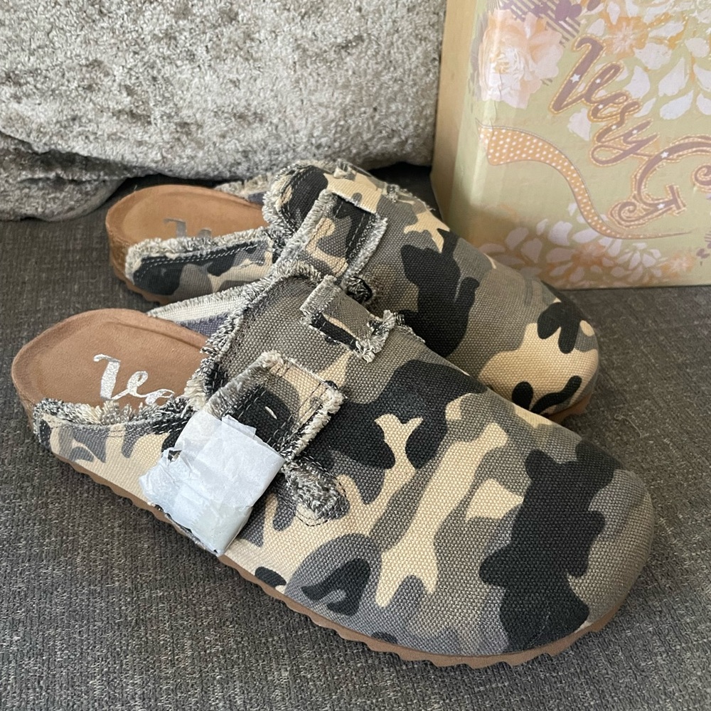 New in box Women’s Sz 7 VeryG picnic shoes